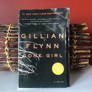 Novel Book GONE GIRL psychological thriller Author Gillian Flynn